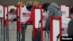 11月3日选举日,美国肯塔基州的选民在一个投票站里投票。