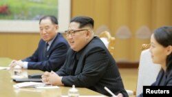 Lãnh tụ Triều Tiên Kim Jong Un gặp đoàn đặc sứ Tư liệu: Hàn Quốc. Ảnh do KCNA, hãng tin nhà nước Triều Tiên công bố ngày 6/3/2018. KCNA/via Reuters/File Photo