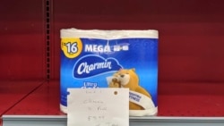 资料照片:洛杉矶近郊一家超市货架上所剩不多的Charmin厕纸以及要求每户限购一包厕纸的告示。(2020年3月26日)