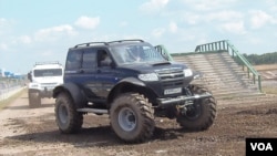 俄罗斯研制了用在北极和其他复杂地形条件下的专用车辆,这些车辆在去年夏季莫斯科的一次武器展中做表演。(美国之音白桦拍摄)