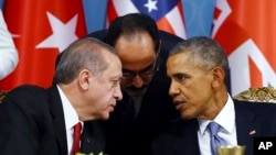 土耳其总统埃尔多安(左)和美国总统奥巴马在土耳其小镇安塔利亚举行的20过峰会期间进行交谈,摄于2015年11月15日。