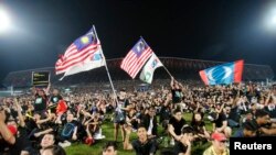 Ủng hộ viên của phe đối lập vẫy cờ trong cuộc biểu tình phản đối kết quả bầu cử hôm Chủ nhật tại một sân vận động ở Kelana Jaya, Malaysia, ngày 8/5/2013.