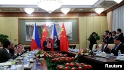Tư liệu: TT Philippine Rodrigo Duterte (trái) và Chủ tịch TQ Tập Cận Bình (phải) vỗ tay tại lễ ký kết ở Nhà Khách quốc gia Diaoyutai State ở Bắc Kinh, TQ, ngày 29/8/2019. How Hwee Young/Pool via REUTERS