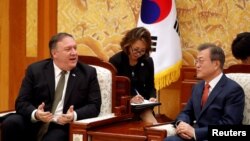 美国国务卿蓬佩奥和韩国总统文在寅在首尔的青瓦台总统府会见(2018年10月7日)