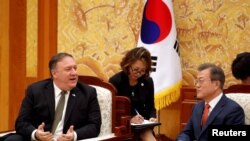 Ngoại trưởng Mỹ Mike Pompeo hội đàm với TT Hàn quốc Moon Jae-in tại Tòa Nhà Xanh ở Seoul, Hàn quốc, vào ngày 7/10/ 2018.