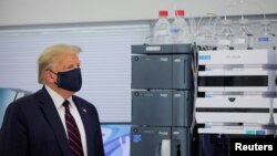 特朗普总统参观北卡州富士胶片戴奥辛思(Fujifilm Diosynth)的创新中心。(2020年7月27日)