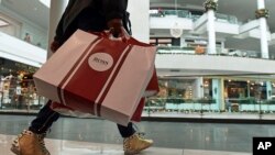 人们在弗吉尼亚州阿灵顿的五角大楼购物中心购物(2017年12月22日)。