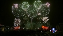 全球各地以欢呼，焰火和希望迎接2015年