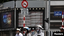 越南下架刚刚上映一个星期的中美合作动画片《雪人奇缘》,河内一家电影院拿下该片广告。(2019年10月14日)