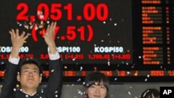 韩国交易所人员在收市股票指数显示屏前。(资料照片)