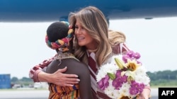 美国第一夫人梅拉尼娅·特朗普抵达加纳首都阿克拉的科托卡国际机场降落时受到欢迎 (2018年10月2日)