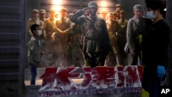 北京一家电影院张贴的“长津湖”电影海报。(2021年10月1日)