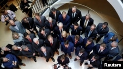 在美国众议院对美国总统特朗普进行弹劾调查的一部分中,国防部副助理部长劳拉·库珀(Laura Cooper)抵达密闭证词作证后,美国众议院共和党人向记者讲话。(2019年10月23日资料照)