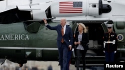 拜登总统和夫人吉尔·拜登从德拉瓦返回华盛顿途中走下海军陆战队一号直升机(路透社2021年6月4日)
