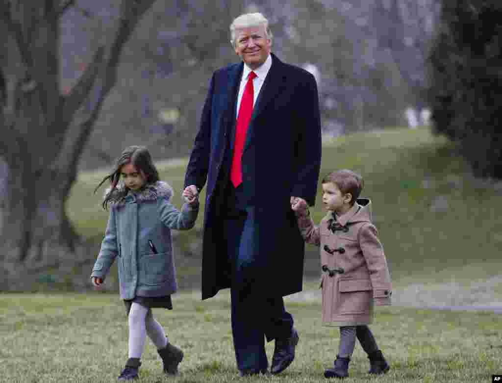 在白宫南草坪上,川普总统带着外孙女阿拉贝拉·库什纳和外孙子约瑟夫·库什纳走向海军陆战队一号直升机(2017年2月17日)