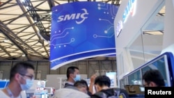 资料照:观众在上海参观中国国际半导体博览会的中芯国际的展台。 (2020年10月14日)