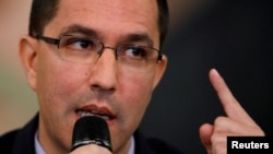 委内瑞拉外交部长阿雷扎兹在加拉加斯讲话(2017年8月12日)