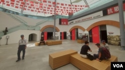 改为抗战及海防博物馆后,展览厅大堂挂满中国国旗及香港特区区旗,并以横额表明“抗战”才是重点主题 (美国之音)