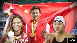 中国游泳运动员孙杨挥动中国国旗。(资料照片)