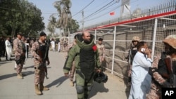 巴基斯坦部队抵达中国驻卡拉奇领事馆。(2018年11月23日)