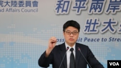 台湾陆委会副主委兼发言人邱垂正在4月19日的记者会上。 (美国之音杨明拍摄)
