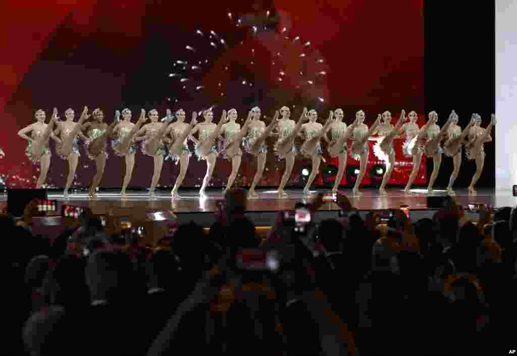 纽约无线电城音乐厅的火箭女郎舞蹈团( The Radio City Rockettes )在川普夫妇主办的,以“自由”为题的就职舞会上表演舞蹈(2017年1月20日)