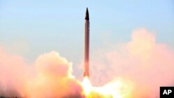 Ảnh tư liệu một cuộc thử nghiệm phi đạn của Iran. Các cuộc thử nghiệm phi đạn đạn đạo của Iran diễn ra 2 tháng sau khi Mỹ áp đặt các biện pháp chế tài mới đối với 5 công dân Iran và một mạng lưới các công ty có liên hệ với hoạt động phi đạn bị cấm.