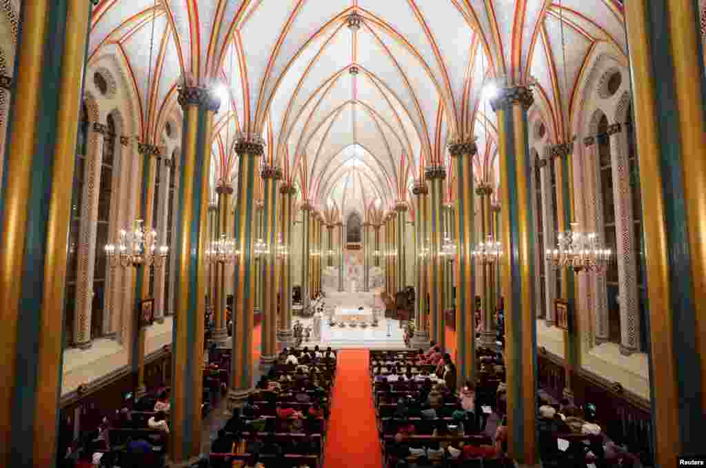 2018年12月24日,圣诞节前夕的北京西什库大教堂(也称为北堂)里,教徒参加弥撒。