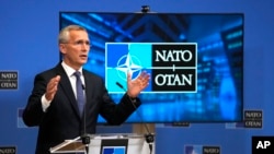 北约秘书长斯托尔滕贝格在北约总部对记者讲话。(2021年10月7日)