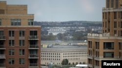 从弗吉尼亚州的公寓楼之间可以看到美国五角大楼。(2023年4月6日)