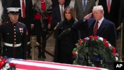 美国总统特朗普和第一夫人梅拉尼娅在国会山圆形大厅向前总统老布什的灵柩致敬。(2018年12月3日)