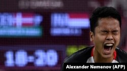 Anthony Sinisuka Ginting melakukan selebrasi usai mengalahkan Anders Antonsen dari Denmark dalam pertandingan perempat final bulu tangkis tunggal putra Olimpiade Tokyo 2020 di Musashino Forest Sports Plaza di Tokyo pada 31 Juli 2021. (Foto: AFP/Alexander