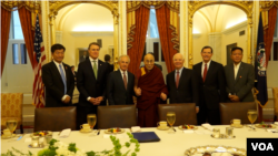 6月14日,国会参议院外交关系委员会在国会山欢迎达赖喇嘛,之后他们举行了会谈。
