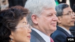 美国在台协会处长马启思(中,美国之音记者方正拍摄)