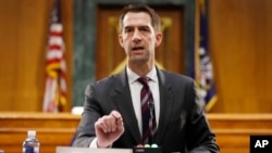 资料照片:来自阿肯色州的联邦共和党参议员科顿在参议员情报委员会举行的提名听证会上发言。(2020年5月5日)