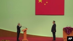 2024年12月20日在庆祝澳门主权移交25周年大会暨第六届特区政府就职典礼上,澳门新任特首岑浩辉面对中国领导人习近平宣誓就职。