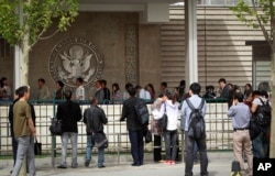 资料照:中国民众在美国驻北京的大使馆外排队申请签证。(2012年4月27日)