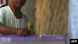 ရခိုင်ပြည်နယ်၊ စစ်တွေမြို့နယ်အတွင်း ရွေးကောက်ပွဲမဲပေးနေသူ မဲဆန္ဒရှင်တဦး။ (ယခင်မှတ်တမ်းဓာတ်ပုံ)