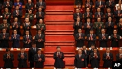 中共中央总书记、中国国家主席习近平在中共19大闭幕仪式上鼓掌。(2017年10月24日)