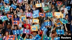 在希拉里被提名为民主党总统候选人之后,代表们手举支持希拉里的牌子(2016年7月26日)