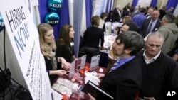 Người tìm việc tại một hội chợ tìm việc làm trong bang Ohio