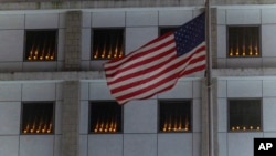 资料照片: 2024年6月4日纪念中国天安门广场镇压35周年,美国驻香港领事馆窗户内点燃蜡烛。