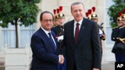 Tổng thống Pháp Francois Hollande (trái) nghênh đón Tổng thống Thổ Nhĩ Kỳ Recep Tayyip Erdogan tại Điện Elysee ở Paris, 31/10/2014.
