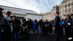 美国财政部长姆努钦(Steve Mnuchin)2018年12月3日在白宫对记者谈论对华贸易谈判。