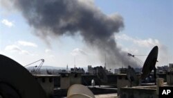 Khói bốc lên sau các vụ pháo kích ở thành phố Aleppo, ngày 12/2/2013.