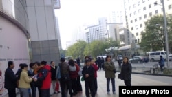 一些访民在外交部外等待递交申请表和身分证明。(图片来源:曹顺利)