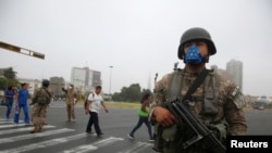 秘鲁2020年3月16号因新冠疫情宣布全国处于紧急状态。图为一名军人在利马封锁道路。(资料照)