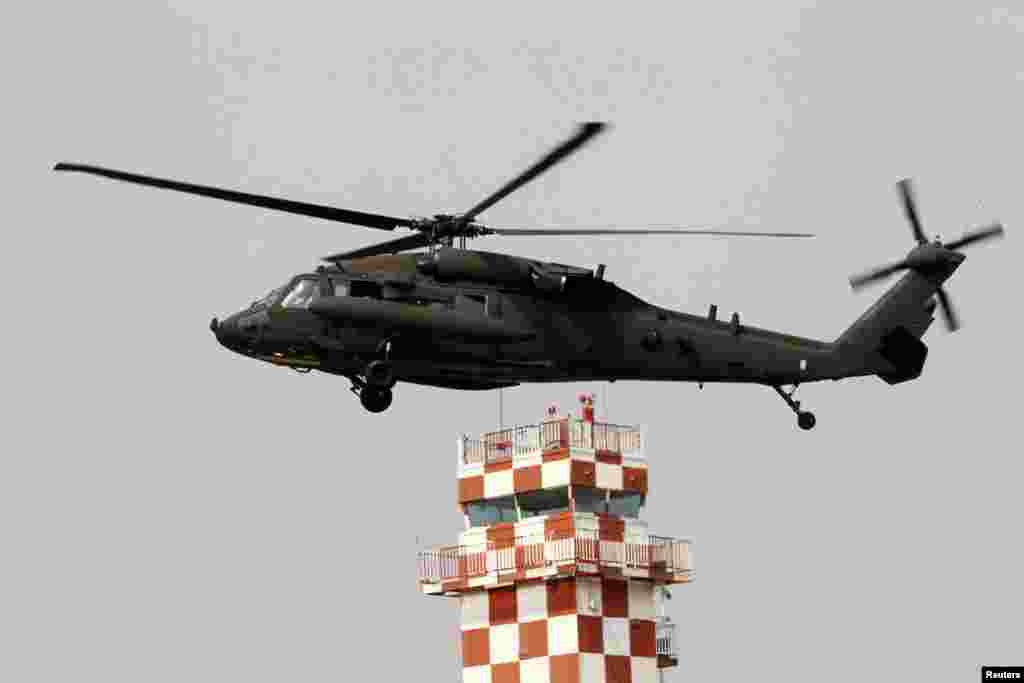 2013年4月4日,一架美国陆军直升机准备降落。在这之前,美军举行了仪式,宣布美国陆军化学兵部队第23营重返驻韩国议政府市的美军基地。