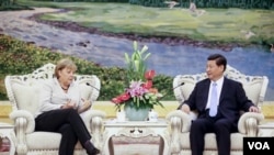 德国总理默克尔和中国主席习近平早就相识,图为她2012年8月30日在北京人民大会堂同中国国家副主席习近平举 行会谈