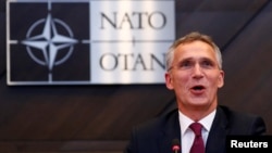 北约组织秘书长斯图尔滕贝格在布鲁塞尔举行的北约国防部长会议上讲话。(2018年10月3日)